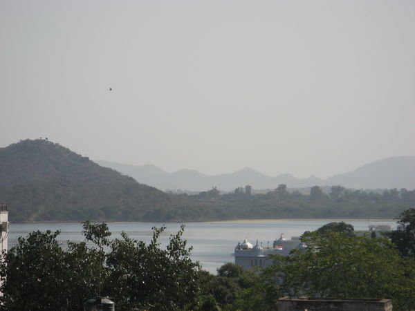 uitzicht op udaipur vanaf het rooftop restaurant van ons hotel /Aussicht auf Udaipur von unserem Rooftop Restaurant in unserem Hotel 2