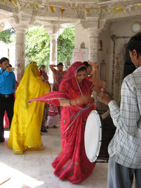 vrouwen dansen in een tempel tere ere van een bruiloft/ Tanzende Frauen zu ehren einer Hochzeit