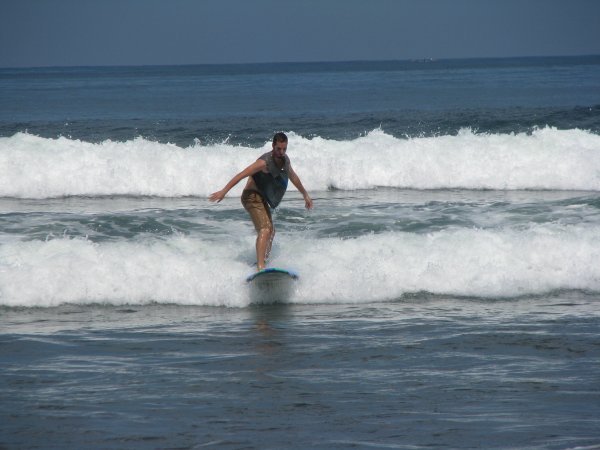 Und so sieht es aus wenn Kai sich auf ein Surfbrett stellt
