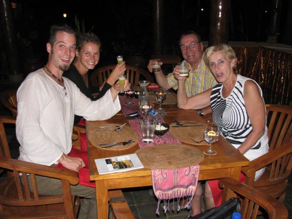 Arak (reiswein) trinken mit Eltern