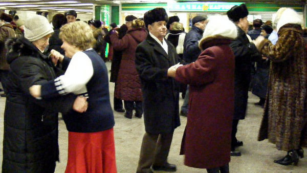 Couples dance in Teatralna metro.