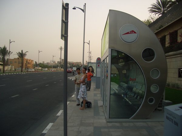 Klimatisierte Bushaltestelle vor den Jumeirah Hotels