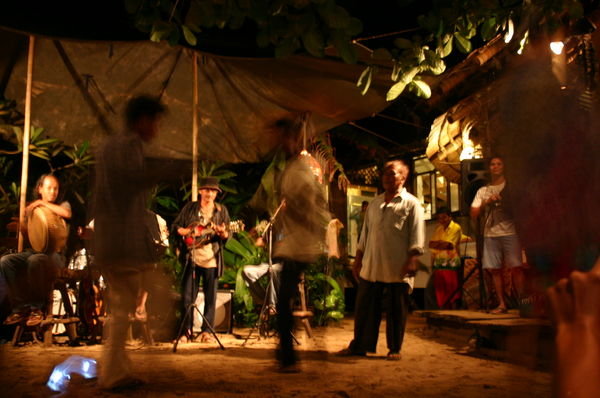 Thai musicians and dancers