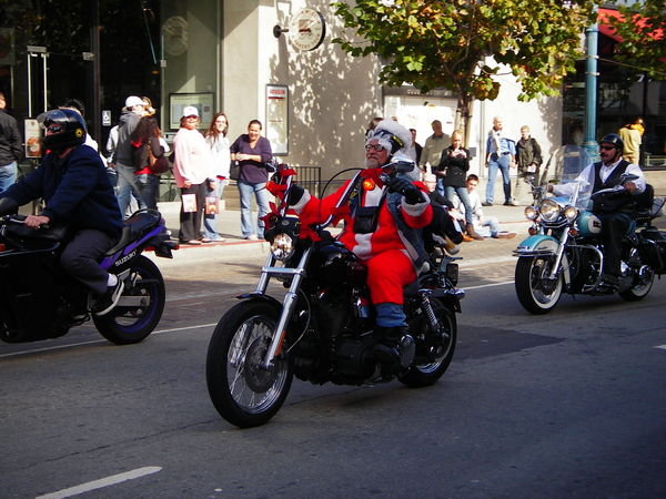 Moottoripyöräilevä joulupukki