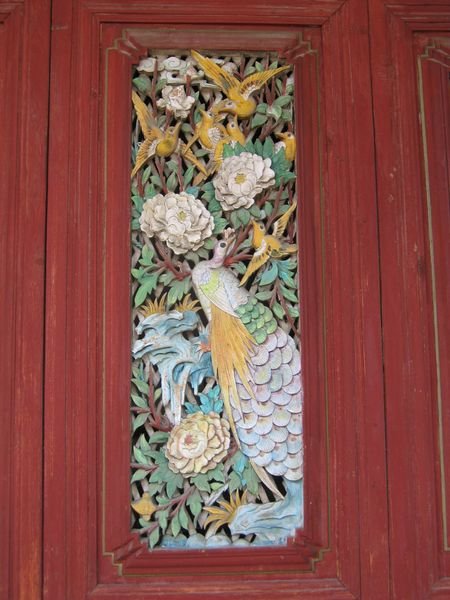 Beschilderd houtsnijwerk bij de Zhonghe tempel