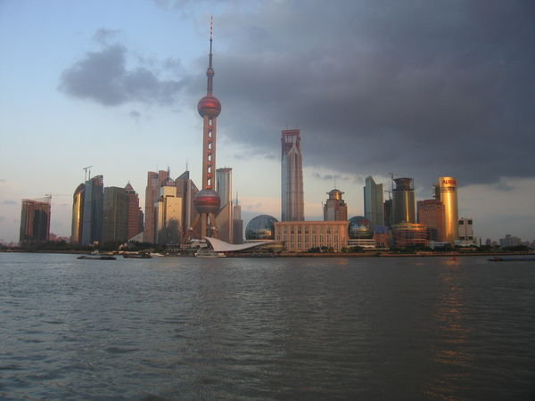 Skyline van Shanghai vanaf de Bund