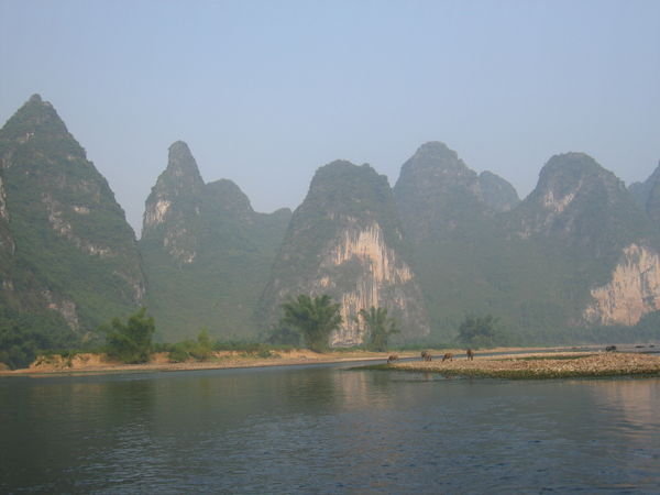 De pieken van het Karstgebergte vanaf de Li rivier