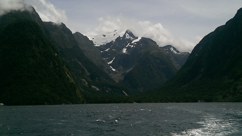 Woeste bergen rond het fjord