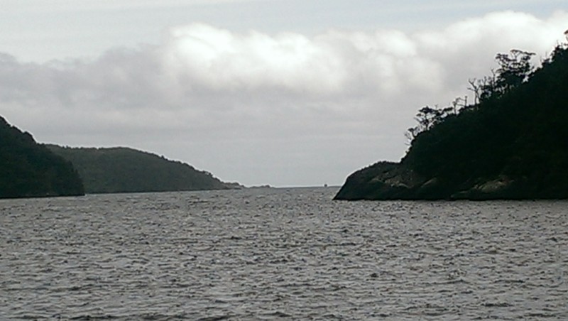 De Tasman zee aan het eind van het fjord
