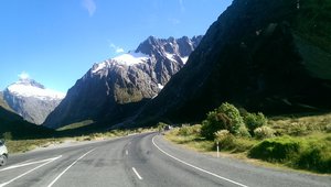 De weg van Te Anau naar Milford Sound
