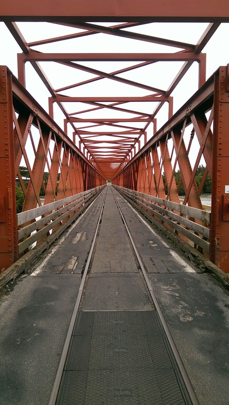 One lane bridge met spoor