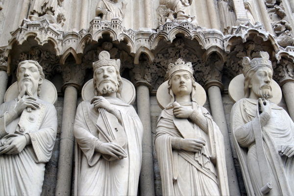 Figures on Notre Dame