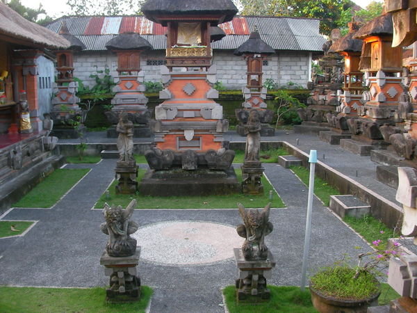 the temple in the garden at Hai Homestay