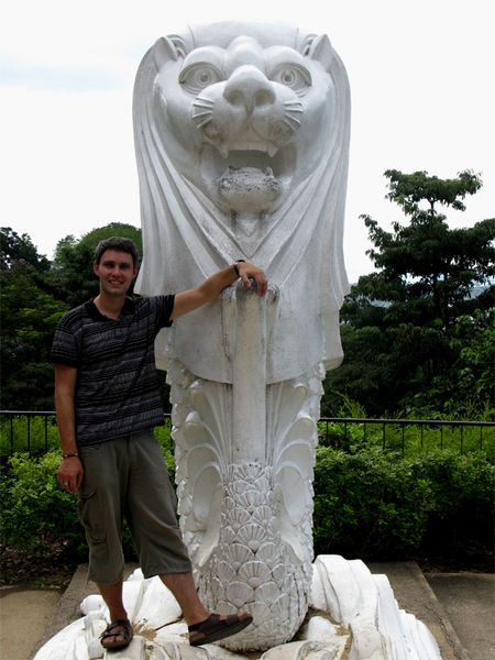 The merlion atop Mt. Faber