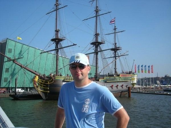 In front of the Batavia, and the modern Nemo museum behind it.