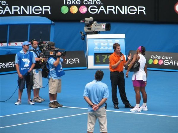Serena being interviewed bij Woodforde