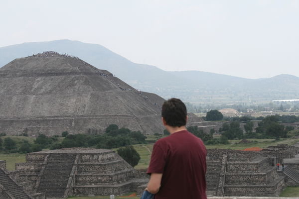 Looking at Pyramide del Sol