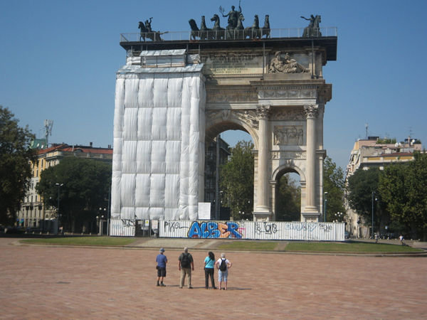 The Milanese copy of the Arc de Triomphe called Arco della Pace with the horse’s patooties facing France.