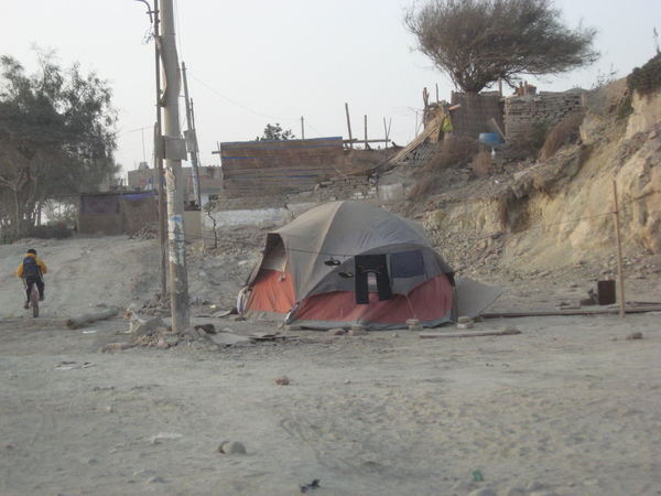 People live in tents in earthquake-struck areas