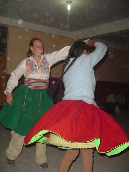 Laura shows a Cholita how it´s done