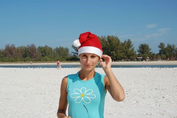 Tradition : bonnet de Noël sur la plage