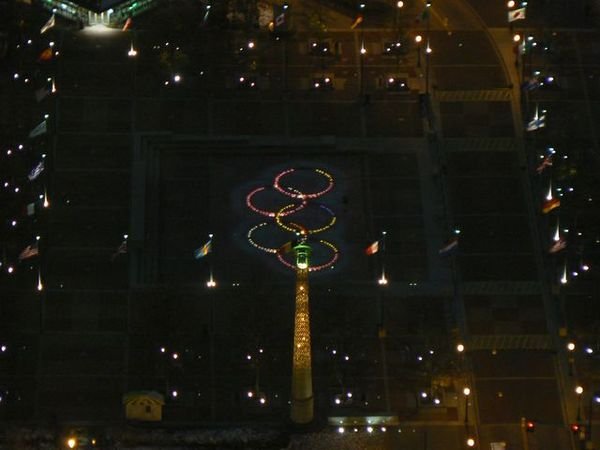 Le parc Olympique et ses anneaux lumineux