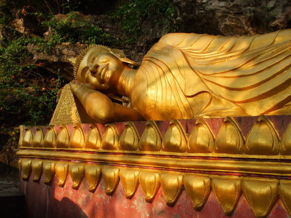 Lying buddha on the way down from Phu Si Hill