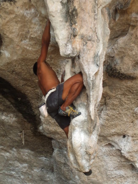 A guy climbing without ropes