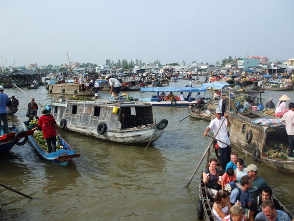 Another photo of the floating market