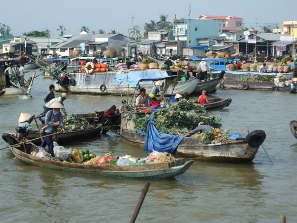 Another photo of the floating market