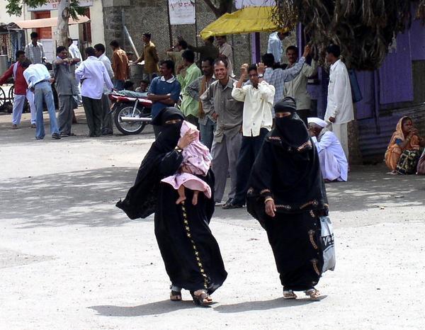 Aurangabad - Muslim ladies walking down the road