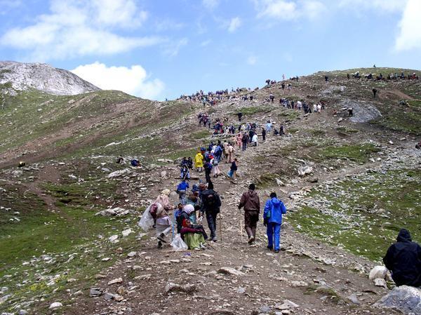Pilgrims heading up the Mahagunas (Ganesh) Pass, Yatra Amarnath Cave