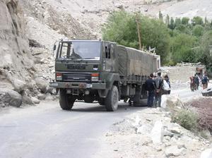 Military envoy decides to block the main road to fix their flat tire,  Road to Nubra Valley