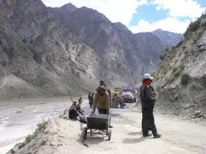 Road workers, Road to Manali