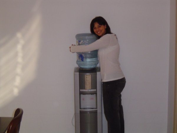 Mariela y su dispenser de agua