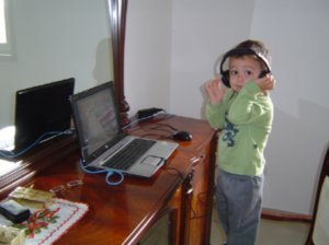 Pedro usando el Skype