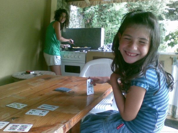 Maria jugando a las cartas y Ro cocinando