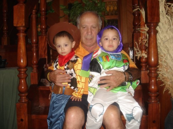 Buzz y Woody con el abuelo