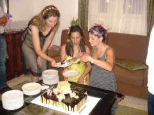 Cortando la torta con las Adrianas