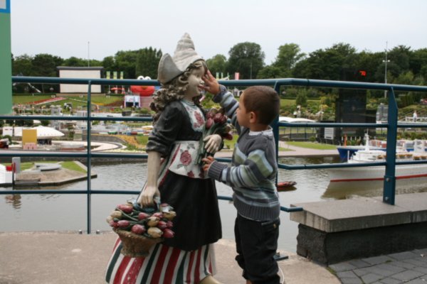 Santi romantico hastas con las estatuas