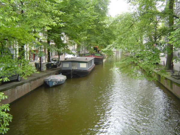 Canal con casas flotantes