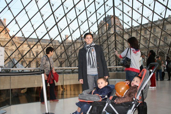 En la piramide del Louvre