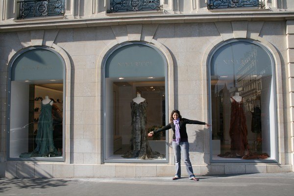 De compras por Champs Elysees