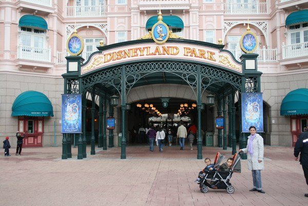 La entrada a Disneyland