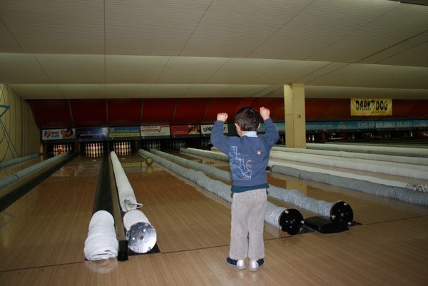 Santi en el bowling
