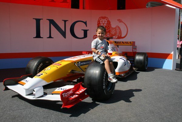 Stand de ING (el auto de Alonso)