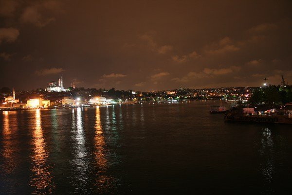 Estambul de noche desde el puente de Galata