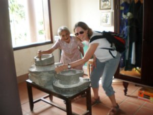 Thanh Toan Museum - making rice flour
