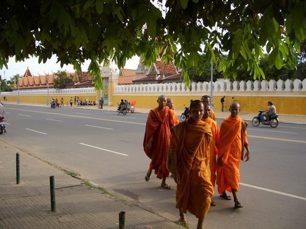 Des moines bouddhistes sortant du palais royal a Phnom Penh