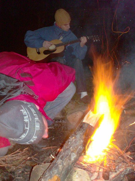 Pablo maakt het vuur en Endika speelt gitaar